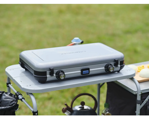 Campingaz Gaskocher auf einem Campingtisch