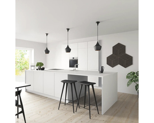 Moderne Küche mit Kücheninsel, Barhockern, Pendelleuchten und Akustikpaneelen an der Wand