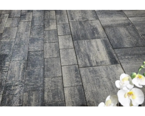 Verlegte Pflastersteine im Außenbereich