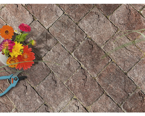 Pflastersteine mit Blumenstrauß und Gartenschere