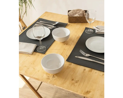 Gedeckter Holztisch mit Geschirr, Besteck und Gläsern für zwei Personen