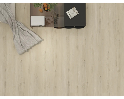 Ansicht eines Zimmers mit Laminatboden, Tisch und Decke