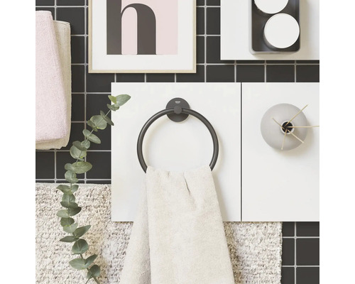 Detailaufnahme eines Badezimmers mit Handtuchring und Handtuch