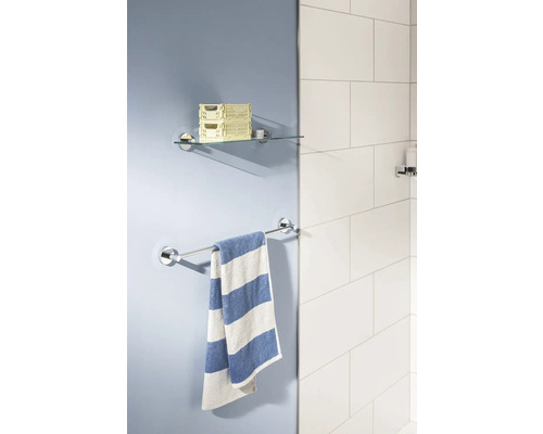 Badezimmer-Szene mit Handtuchhalter, Handtuch und Glasablage