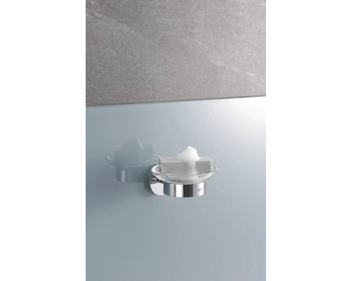 Seifenschale aus Glas mit Seife an einer Wand montiert