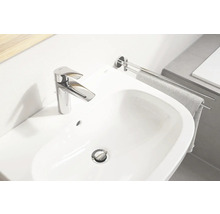 Weißes Waschbecken mit Armatur und Handtuchhalter