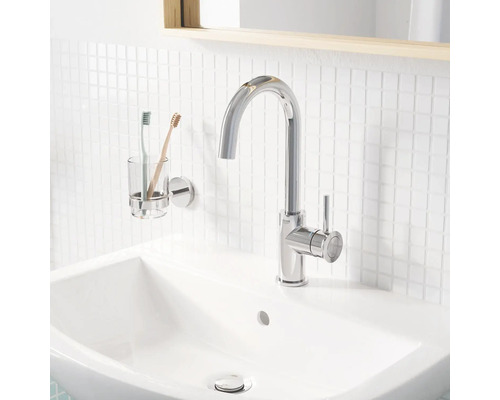 Badezimmer Waschbecken mit Armatur und Zahnbürstenhalter