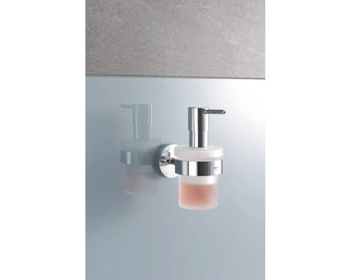 Wandseifenspender aus Glas und Metall zur Badinstallation