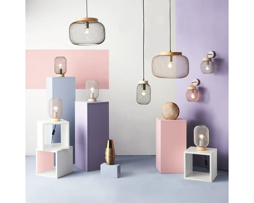 Innenraumansicht mit Pendelleuchten, Tischleuchten und Wandleuchten in modernem Design