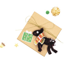 Geschenk mit Geschenkpapier, Schleife und Rentieranhänger