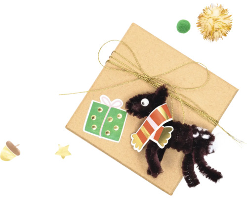 Geschenk mit Geschenkpapier, Schleife und Rentieranhänger