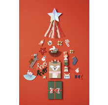 Dekorativer Weihnachtsbaum aus Geschenken und Ornamenten auf rotem Hintergrund.