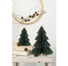 Dekorative Szene mit zwei Papier Weihnachtsbäumen und einem Kranz mit Tannenzapfen.