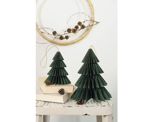 Dekorative Szene mit zwei Papier Weihnachtsbäumen und einem Kranz mit Tannenzapfen.
