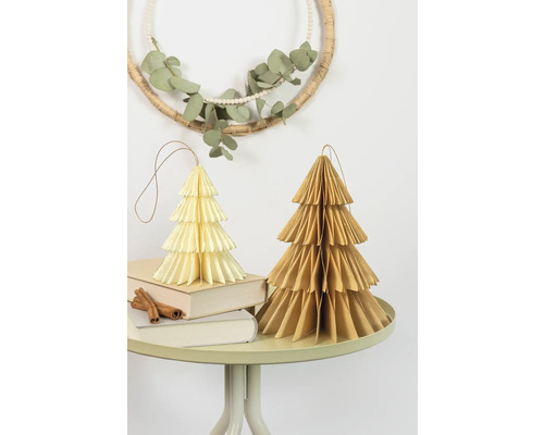 Dekorative Papier Weihnachtsbäume auf einem Tisch mit Bücher und einem Kranz