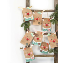 Adventskalender mit Rentiergesichtern auf einer Leiter