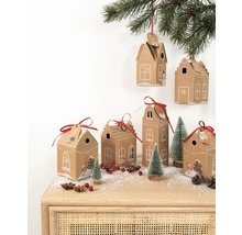 Dekorative Adventskalender-Häuschen aus Karton mit rotem Band auf einem Tisch