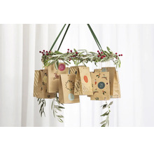 Hängender Adventskalender mit Papierbeuteln an einem Kranz