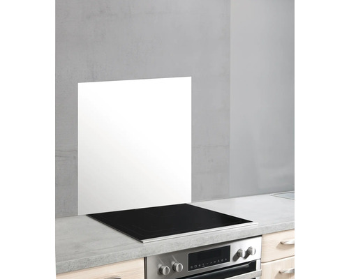 Herd mit Spritzschutz in einer modernen Küche