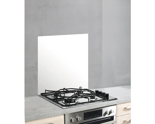 Küchenszene mit Herd und Spritzschutz