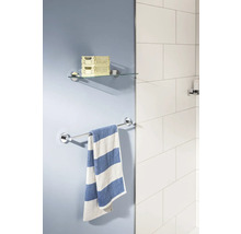 Badezimmeransicht mit Glasregal, Handtuchhalter und gestreiftem Handtuch