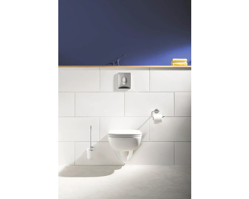 Modernes Badezimmer mit Wandtoilette, Toilettenbürste und Toilettenpapierhalter