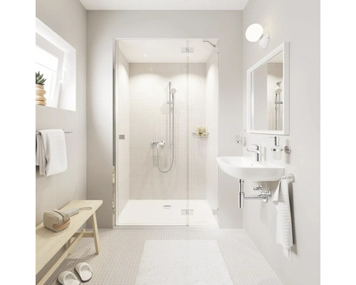 Helles Badezimmer mit Dusche, Waschbecken und Spiegel für ein freundliches Ambiente