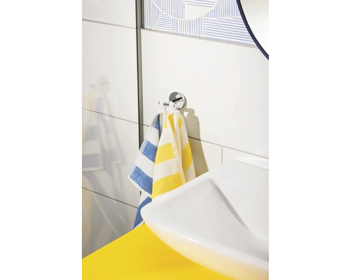 Helles Badezimmer mit Waschbecken, Handtuchhalter und gestreiften Handtüchern