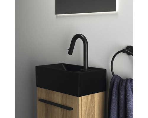 Modernes Badezimmer mit Waschbecken, Armatur und Handtuchring.