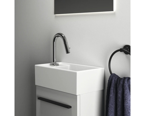 Waschbecken mit Armatur, Handtuchring und Handtuch