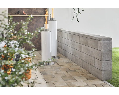 Terrassengestaltung mit Pflastersteinen, Mauer und zwei Ethanol-Tischfeuern