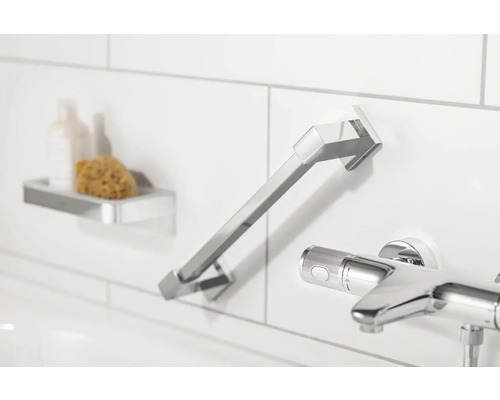 Duschstange und Armatur im Badezimmer