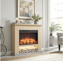 Elektrischer Kamin mit Holzdekor und Dekoration in einem Wohnzimmer.