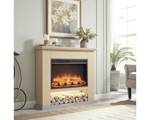 Elektrischer Kamin mit Holzdekor und Dekoration in einem Wohnzimmer.
