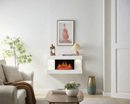 Wohnzimmer mit Elektrokamin an der Wand, dekoriert mit Kunst und Accessoires.