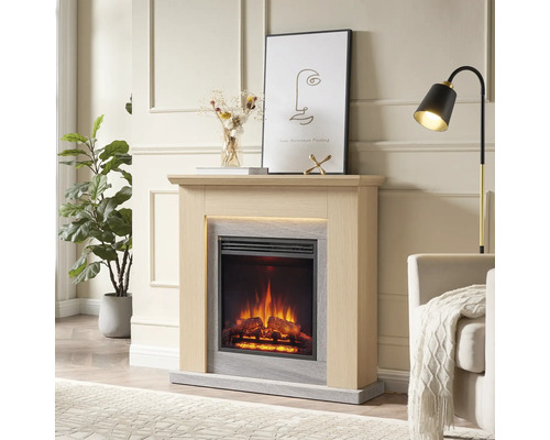 Dekorativer Kamin mit elektrischem Feuer, umgeben von einem Holzrahmen in einem hellen Wohnzimmer.