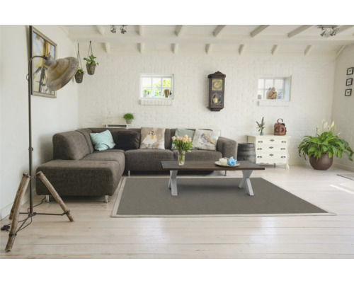 Wohnzimmer mit Ecksofa, Couchtisch und rechteckigem Teppich