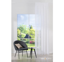 Heller Raum mit Vorhang, Fenster, Stuhl und Beistelltisch