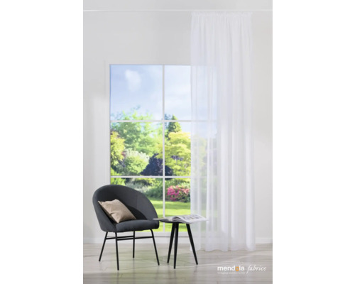 Heller Raum mit Vorhang, Fenster, Stuhl und Beistelltisch