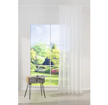 Helles Zimmer mit Fenster, weißem Vorhang und Beistelltisch