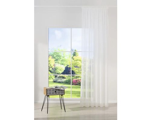 Helles Zimmer mit Fenster, weißem Vorhang und Beistelltisch