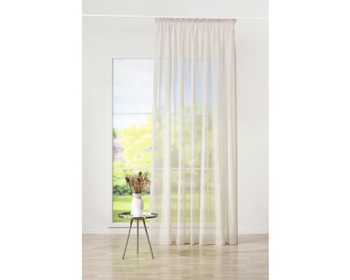 Fenster mit Vorhang, Tisch und Blumenvase