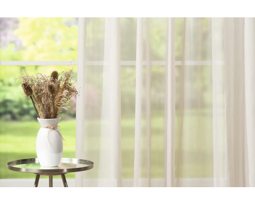 Szene mit Vorhang, Tisch und Vase mit Trockenblumen