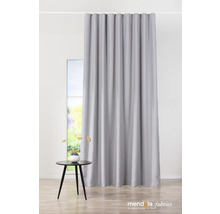 Grauer Vorhang vor einem Fenster