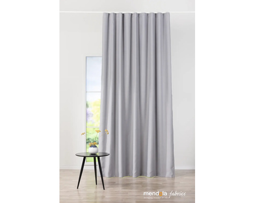 Grauer Vorhang vor einem Fenster