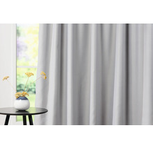 Grauer Vorhang vor Fenster mit Beistelltisch und Dekoration