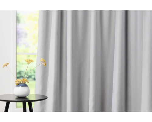 Grauer Vorhang vor Fenster mit Beistelltisch und Dekoration
