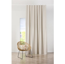 Beige Gardine neben Korbstuhl und Fenster