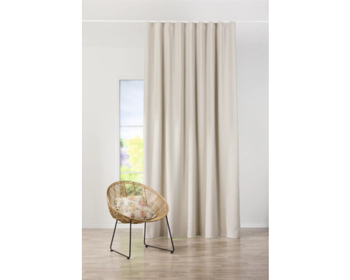 Beige Gardine neben Korbstuhl und Fenster