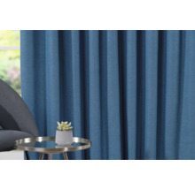 Dekorativer blauer Vorhang mit Tisch und Pflanze im Topf